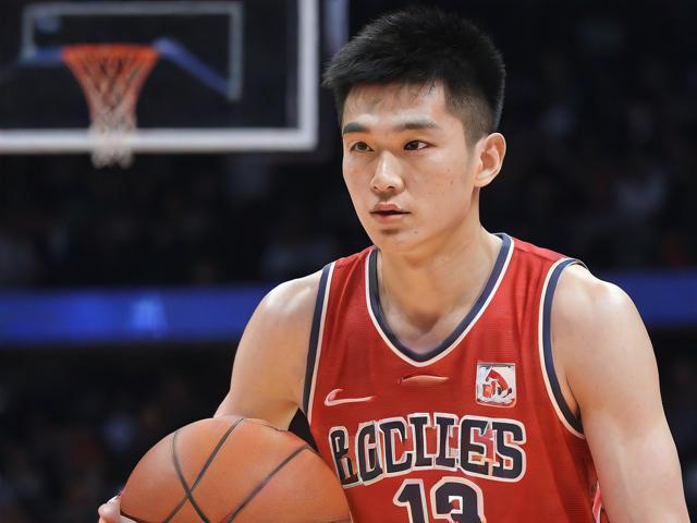 jiuyou.com_ 中国体育界携手推动篮球运动“走出去”，拓展国际市场，当前中国篮球运动推向推进职业化进程的关键是