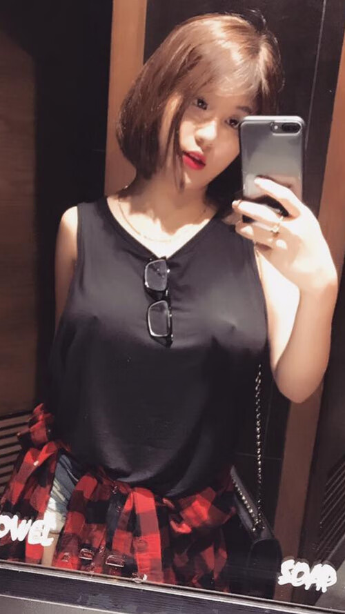 库兹马诺维奇在巴黎奥运会手球比赛中展现出高水平的反应速度，库兹马出手次数